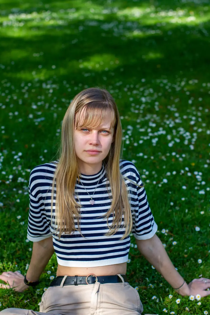 Manon — outdoor portrait in Oviedo